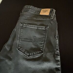 Mid rise skinny jeans from Levi’s. Size 28/28